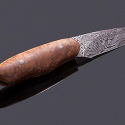 product/hunters/damascus-huntress-maple-burl-handle-and-fuchsia-perch-leather side view