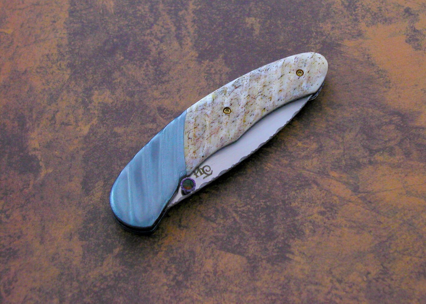 STELLITE® 6K and Fluted Oosic Folder closed view