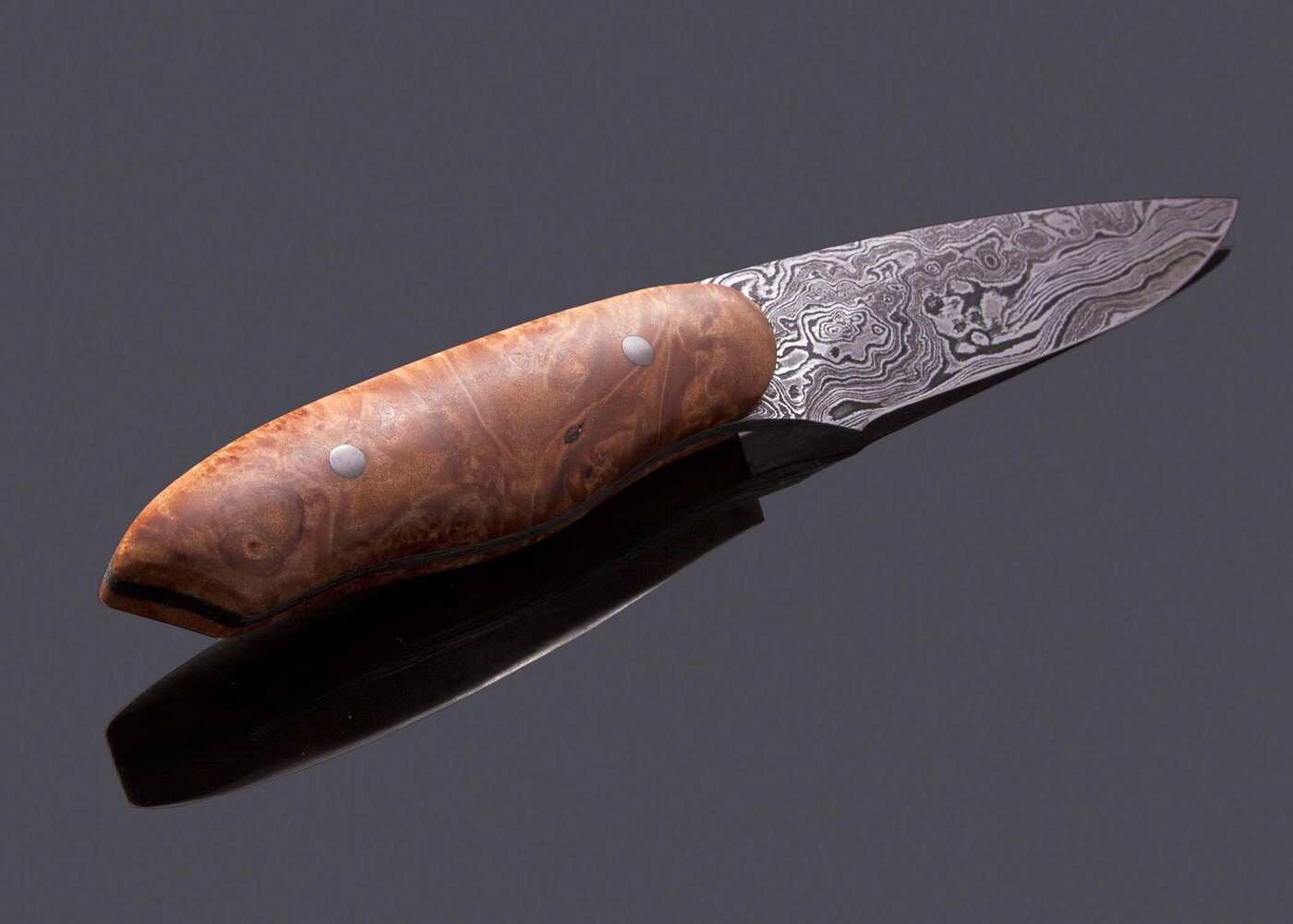 product/hunters/damascus-huntress-maple-burl-handle-and-fuchsia-perch-leather side view